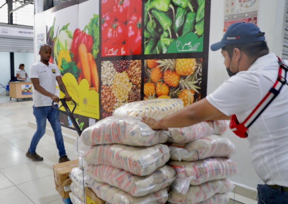 Piden a los consumidores que guarden sus recibos de caja por compras de arroz