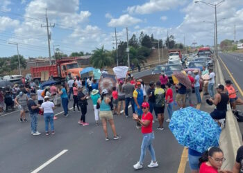 Caos en La Chorrera. Comunidades salen a protestar a la autopista, reclaman por agua potable