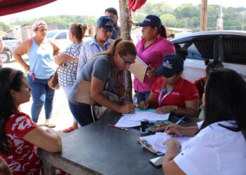 Asignan lotes a familias que invadieron terrenos cerca del Hospital Nicolás Solano