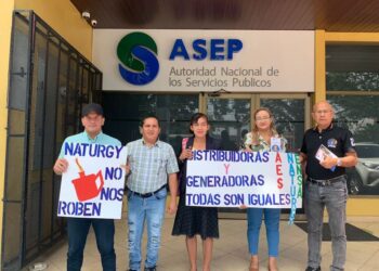 Agobiados por los constantes apagones grupo de ciudadanos de Panamá Oeste fueron a la Asep