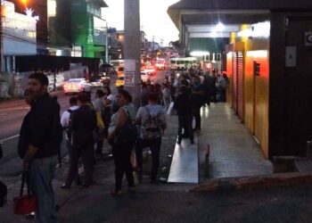 Califican de “inhumano” sistema de transporte del Oeste