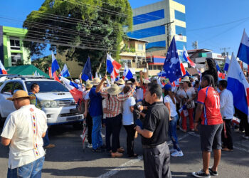 En medio de los actos protocolares del 28 de noviembre, educadores protestaron frente al Municipio de La Chorrera