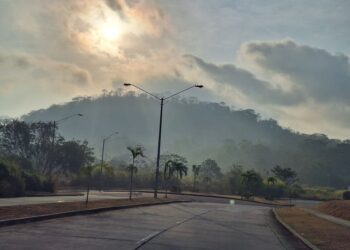 Densa nube de humo cubre Costa Verde de La Chorrera