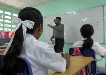 Colegio de San Carlos adopta medida de docentes voluntarios ante huelga indefinida