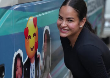 Alcaldesa de Arraiján tapa con «emojins» su imagen en buses colegiales municipales