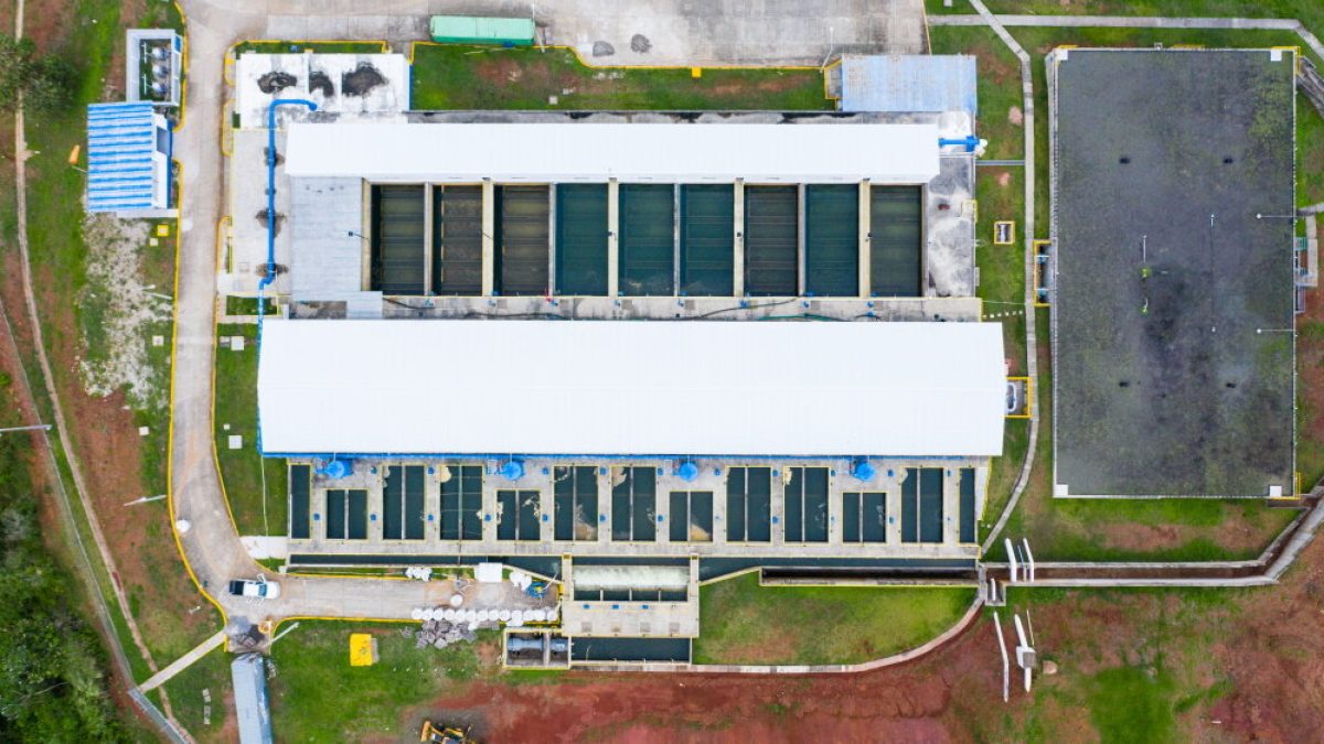 Vistas aereas de la planta potabilizadora de Mendoza en la provincia de Chorrera, esta planta es la mas nueva de las tres plantas de ACP y distribuye el preciado liquido a toda la provincia del oeste.
© Autoridad del Canal de Panamá. USO DE FOTOS / MATERIAL DE VIDEO / TERMINOS Y CONDICIONES:
Cualquier uso de material visual del Canal de Panamá debe estar debidamente acreditado / mencionado como "Cortesía de la Autoridad del Canal de Panamá." El material de archivo o fotografías solo podrán ser utilizados para el fin solicitado y / o programas / content / relacionados con el Canal de Panamá. Este material no puede ser vendido / transferido a terceros.
© Autoridad del Canal de Panamá. USE OF FOTO / VIDEO MATERIAL / TERMS & CONDITIONS: Any use of Panama Canal´s visual material must be properly credited / mentioned as "Courtesy of the Panama Canal Authority"- The footage or photographs may only be used for the purpose requested and / or programs / content / related to the Panama Canal.